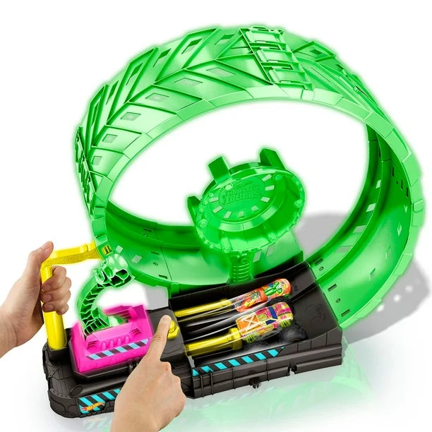 Hotwheels Monster Truck Glow in the Dark Epic Loop Challenge Playset