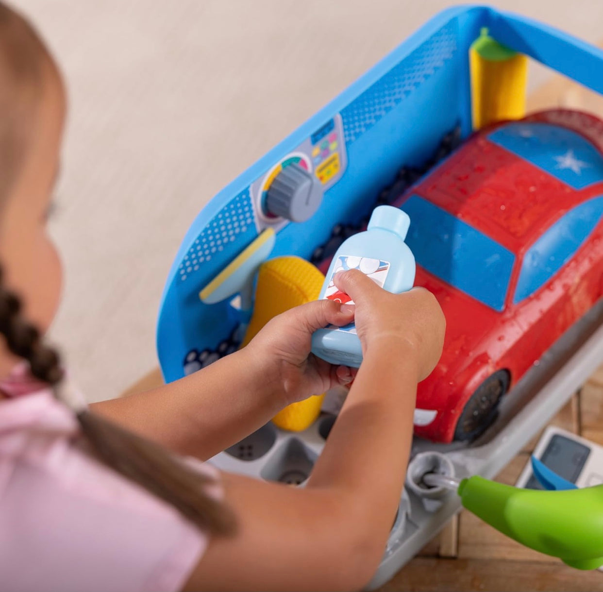 Melissa & Doug Spray & Shine Car Wash Color Changing Playset
