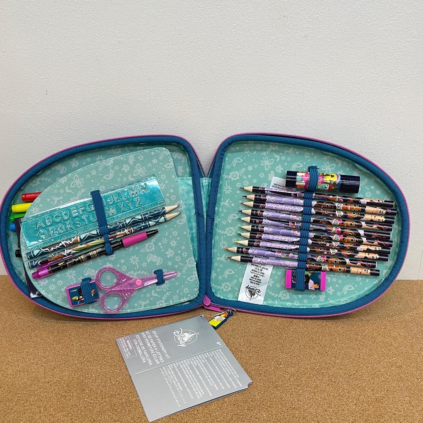 Encanto Zip up Stationary Kit