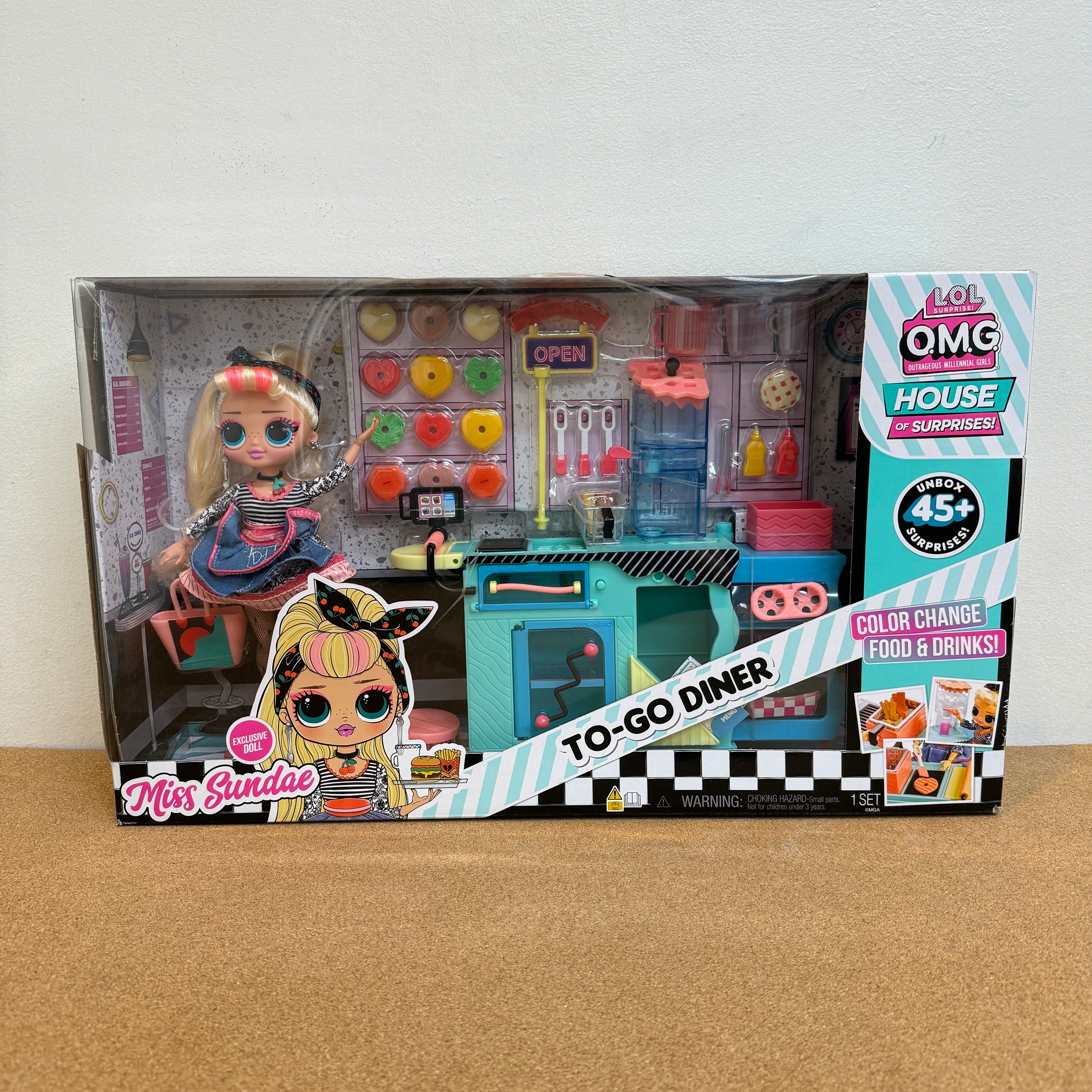 L.O.L. Surprise! OMG - Juego de comedor para llevar con más de 45 sorpresas, muñeca de moda exclusiva de Miss Sundae con características de cambio de color, incluyendo accesorios, juguete de L.O.L. Surprise! OMG - Juego de comedor para llevar con más de 45 sorpresas, muñeca de moda exclusiva de Miss Sundae con características de cambio de color, incluyendo accesorios, juguete de