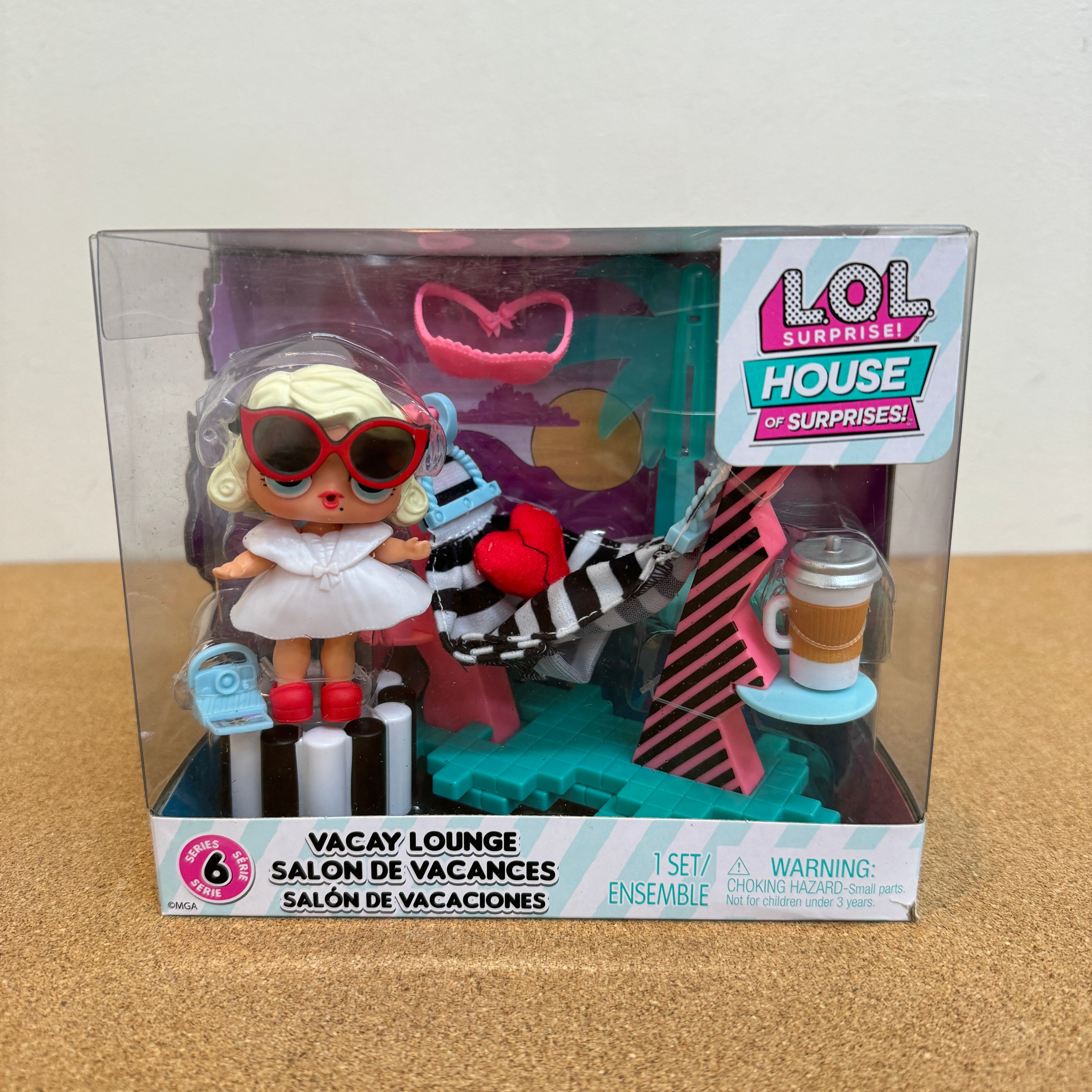 LOL Surprise OMG House of Surprises Vacay Lounge Playset