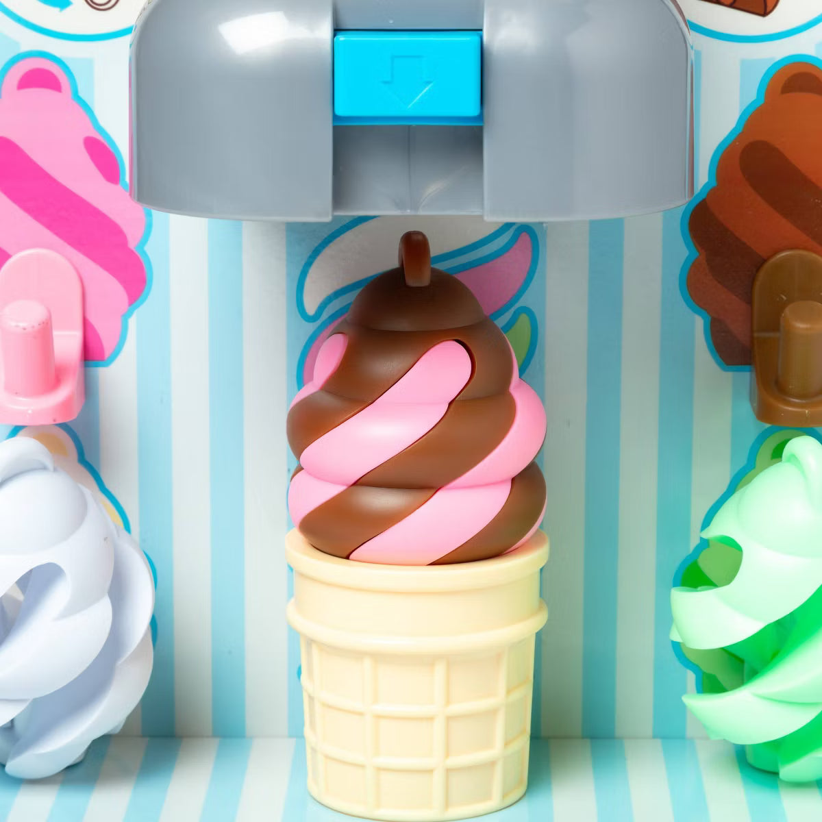 Melissa & Doug Swirl and Serve Ice Cream Playset