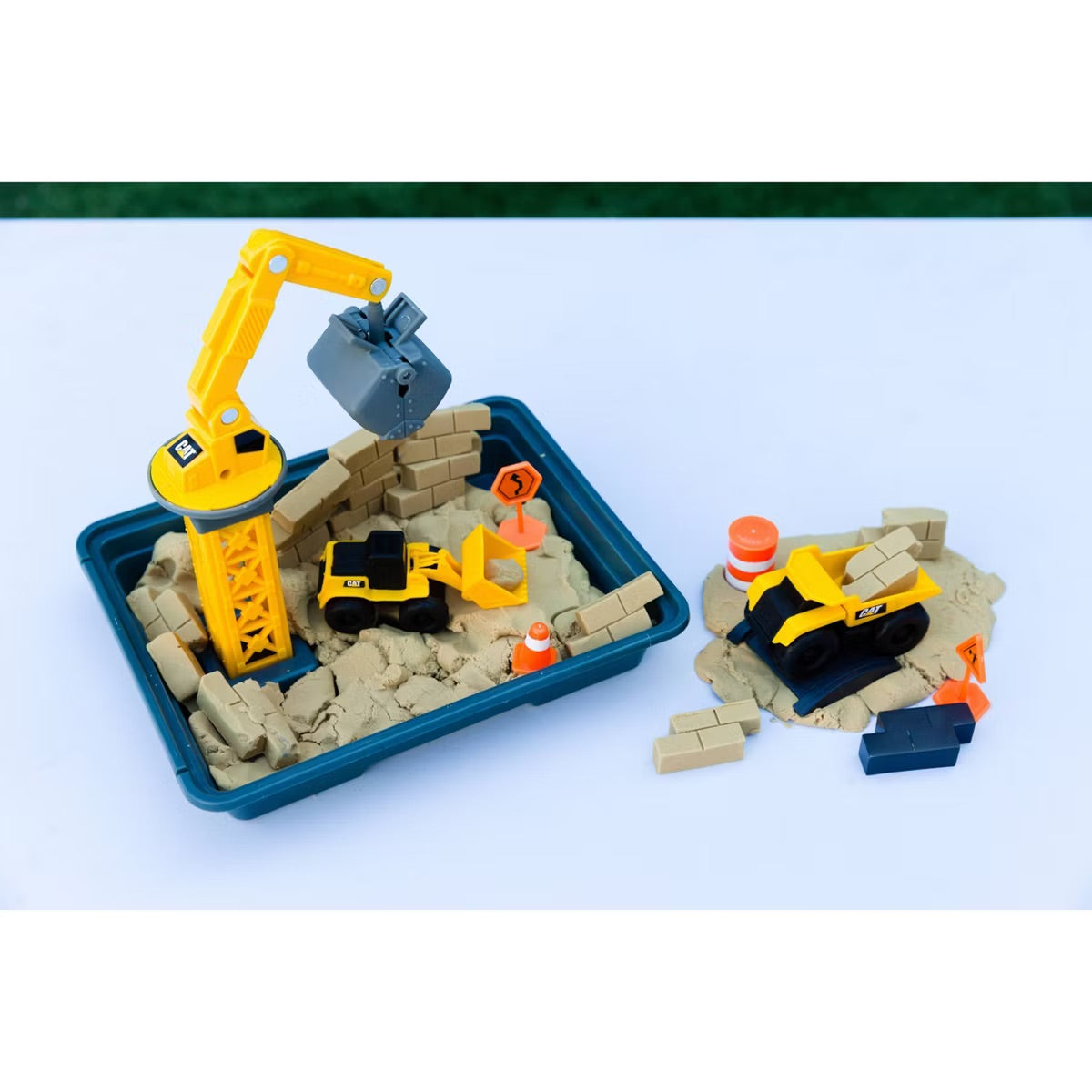 CAT Dig N’ Build Dirt Playset