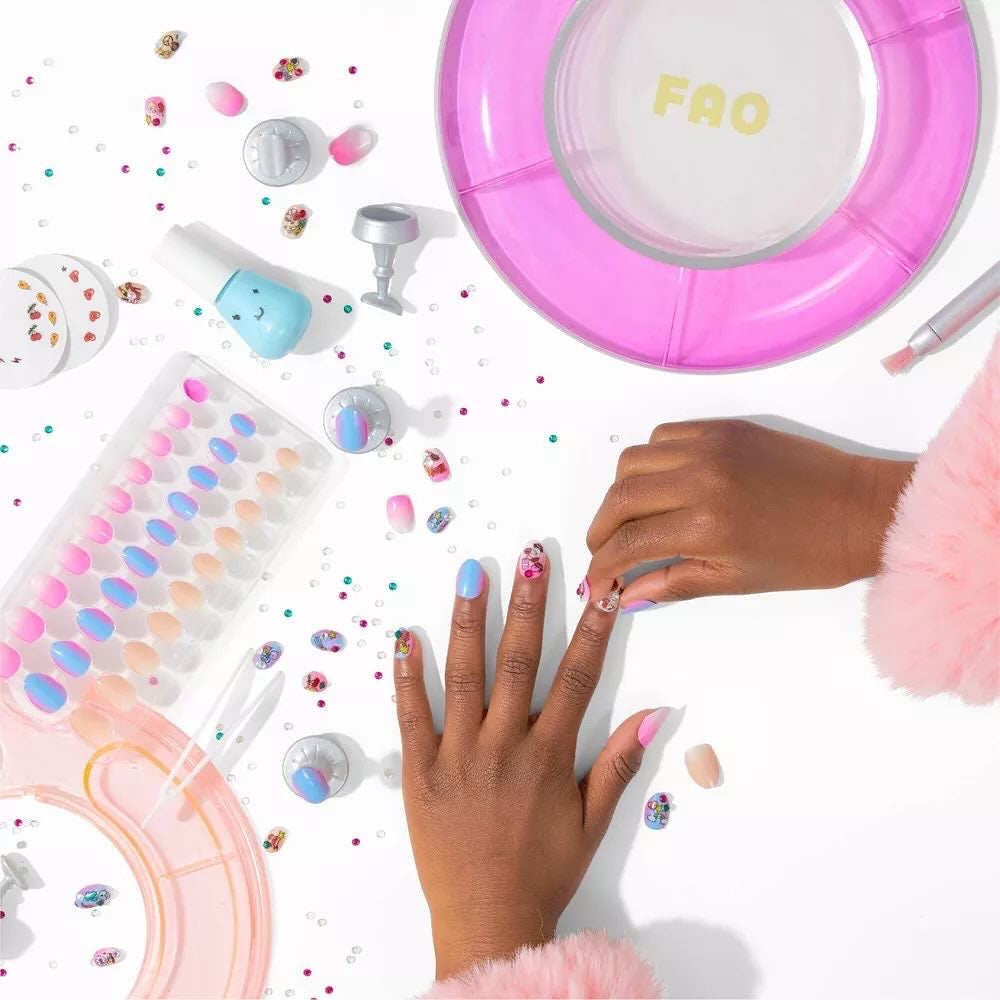 FAO SCHWARZ Deck Out Your Nail Custom Studio